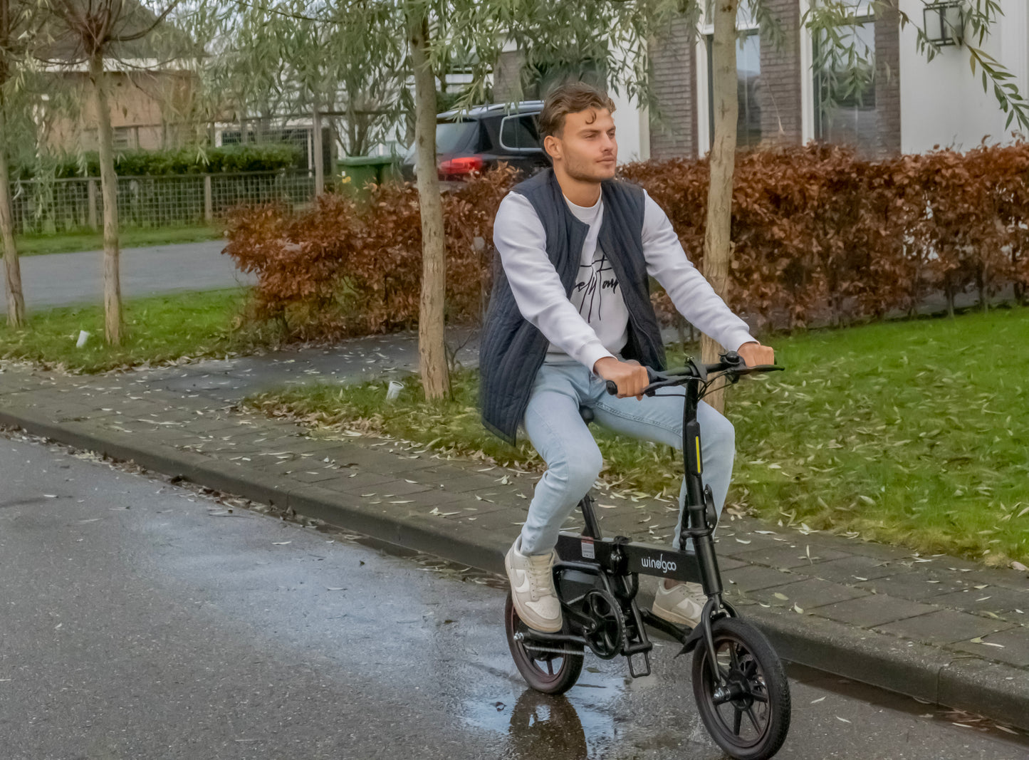 Windgoo-B20-Rijdend-door-de-stad-elektrischevouwfietsen